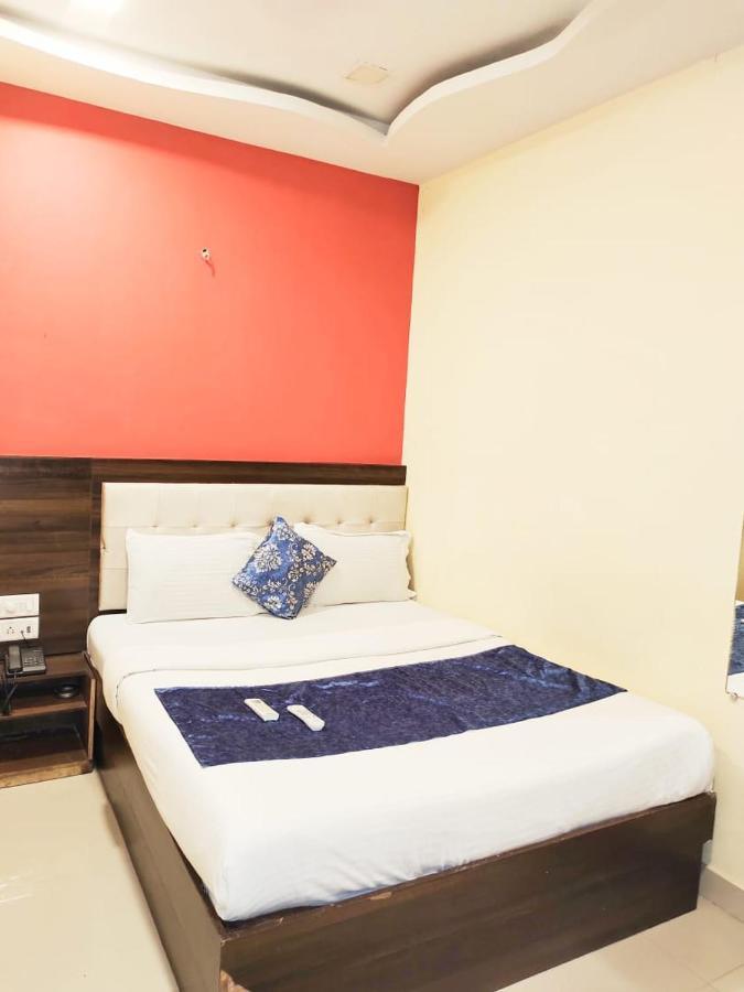 Hotel Golden Galaxy - Santacruz East Bombaim Exterior foto
